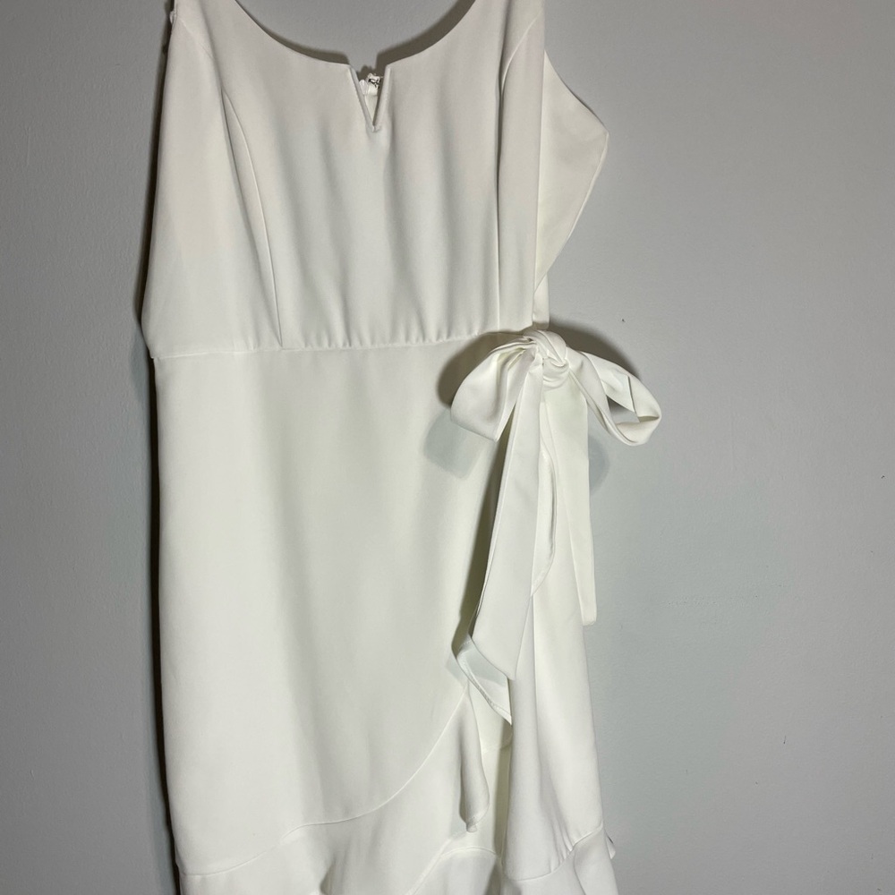 Elegant White Sleeveless Dress